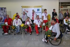 Gorące powitanie drugiej tury paraolimpijczyków na Okęciu 