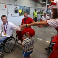 Grzegorz Pluta (z lewej) i Karol Kozuń witanie na warszawskim lotnisku Okęcie.