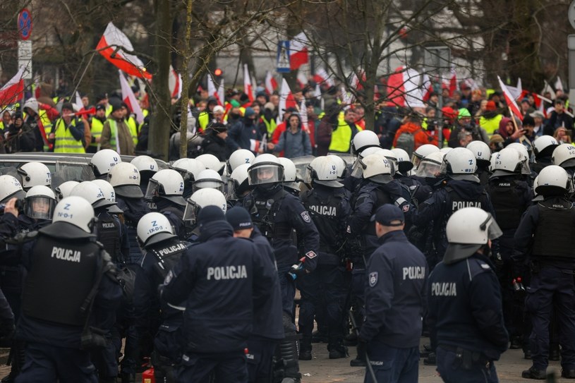 Gorąco przed Sejmem. Protestujący starli się z policją