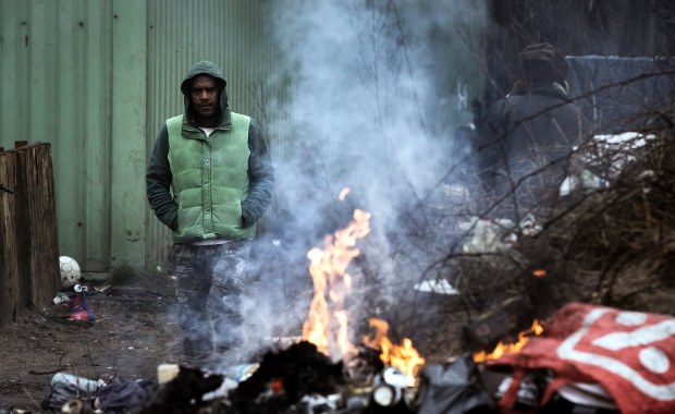 Gorąco w Calais. Starcia policji z imigrantami 
