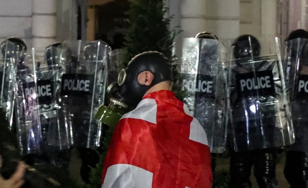 ​Gorąco  w Gruzji. Tłum napierał na pałac prezydencki, armatki poszły w ruch