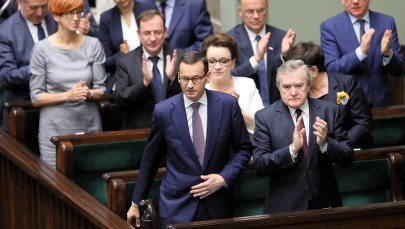Gorąco w Sejmie. Winnicki zablokował mównicę, Sejm ekspresowo przyjął zmiany w ustawie o IPN
