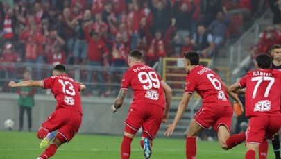 Gorąco w Widzewie. Trener na weselu, piłkarze w domach