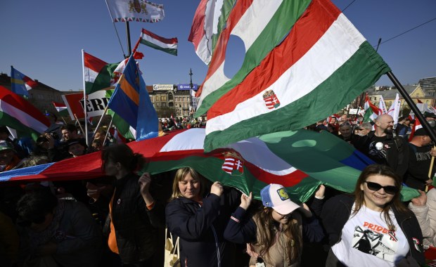 Gorący dzień na Węgrzech. Główne starcie przed wyborami