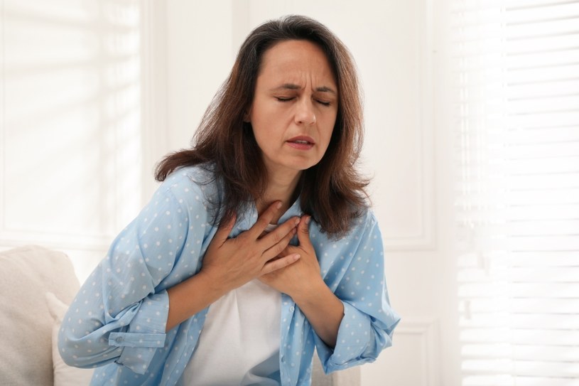 Gorączka, bóle mięśni, duszność i kłopoty z oddychaniem to niektóre objawy zakażenia Candidą auris /123RF/PICSEL