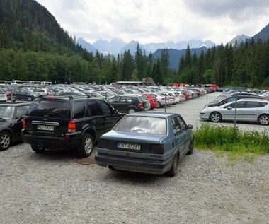 Górale już liczą dutki. Ceny parkingów w Zakopanem przyprawiają o zawrót głowy