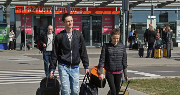 Górka czeka na Julitę i Radka przed lotniskiem /www.barwyszczescia.tvp.pl/