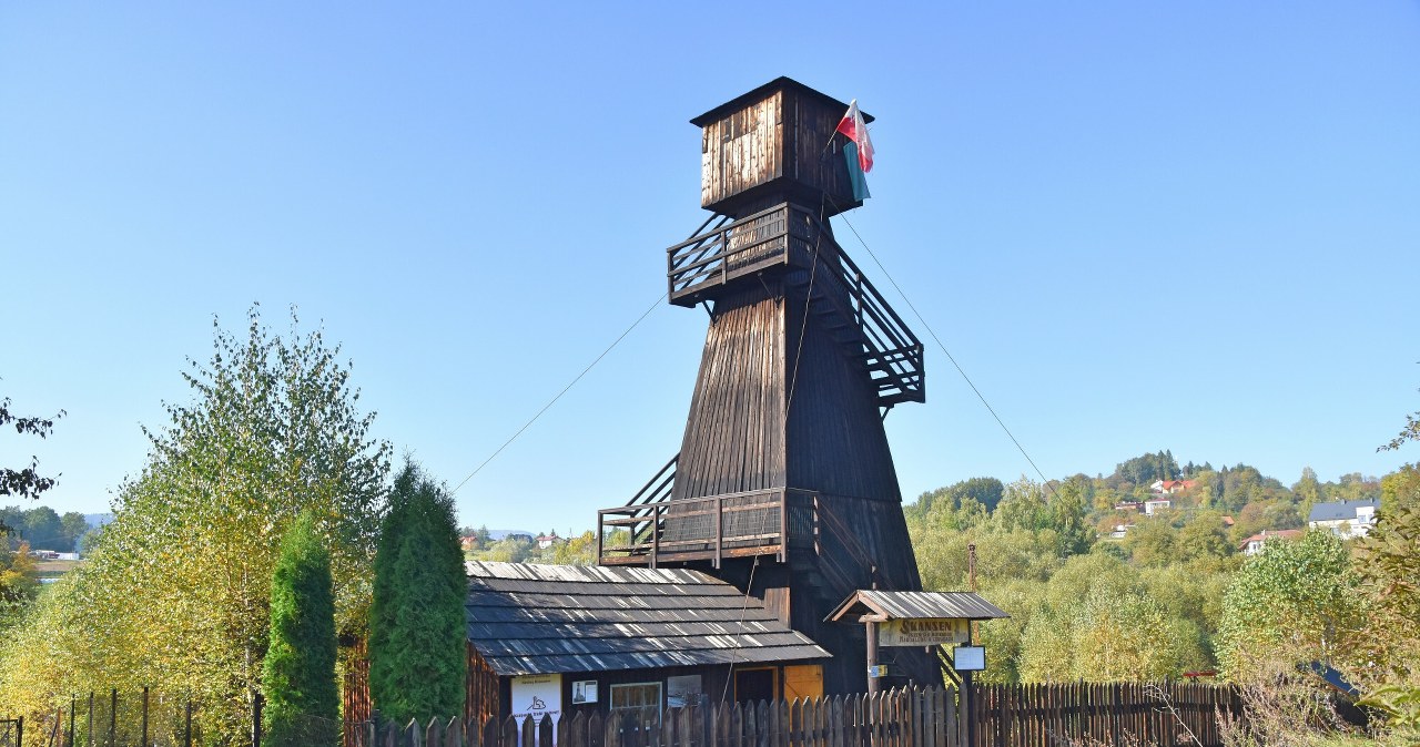 Gorlice to miejsce warte odwiedzenia. Właśnie tam zapalono pierwszą na świecie uliczną lampę naftową./ na zdj. Zabytkowa wieża wiertnicza w Skansenie Przemysłu Naftowego "MAGDALENA" w Gorlicach. /Albin Marciniak/East News /East News