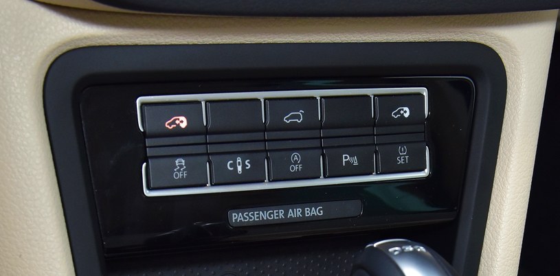 Górne boczne przyciski otwierają/zamykają tylną parę drzwi. Drugi od lewej na dole – zmienia sztywność zawieszenia. /Motor