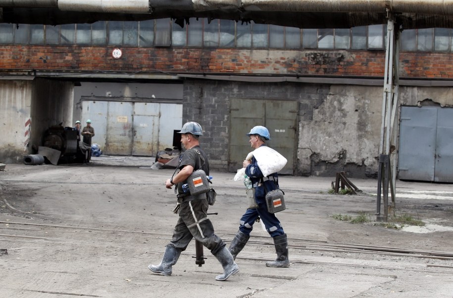 Górnicy na terenie kopalni Silesia /Andrzej  Grygiel /PAP