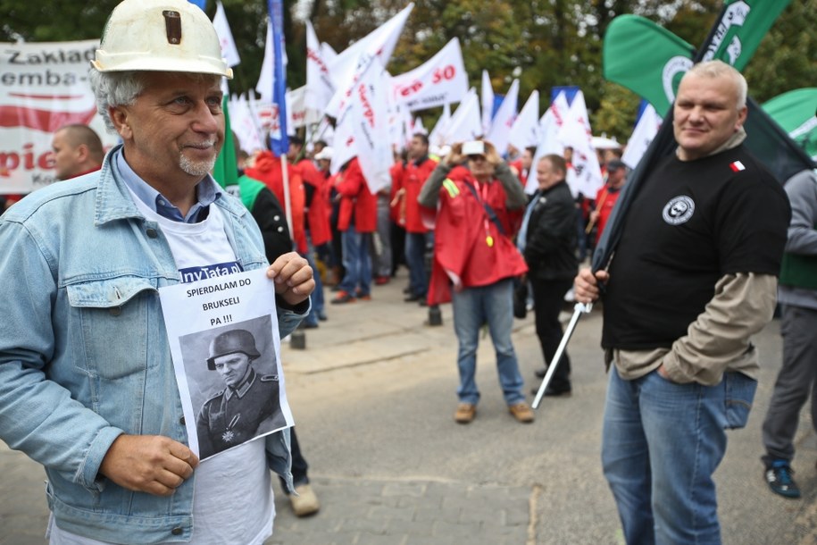 Górnicy pikietujący przed Sejmem /Rafał Guz /PAP