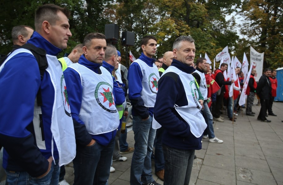 Górnicy pikietujący przed Sejmem /Rafał Guz /PAP