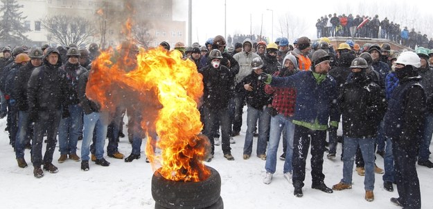 Górnicy protestują przed siedzibą Jastrzębskiej Spółki Węglowej /Andrzej Grygiel /PAP