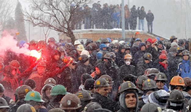 Górnicy protestują przed siedzibą Jastrzębskiej Spółki Węglowej /Andrzej Grygiel /PAP