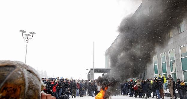 Górnicy protestują przed siedzibą Jastrzębskiej Spółki Węglowej /PAP