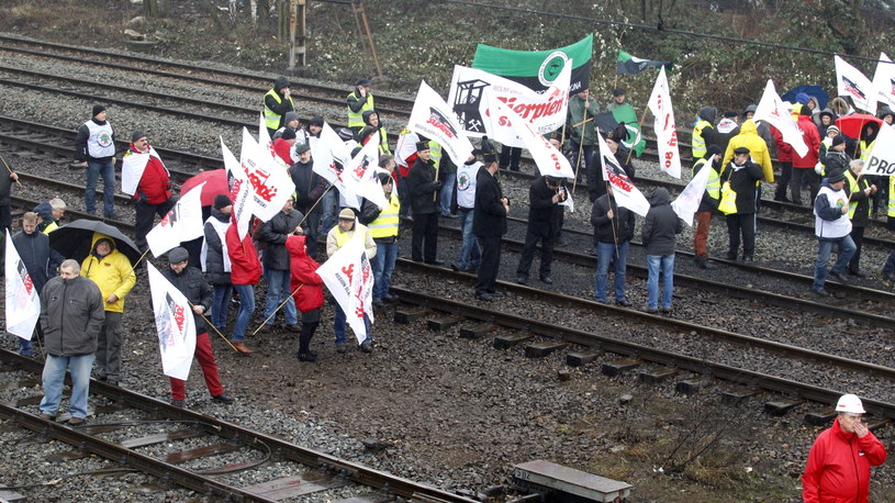 Górnicy protestujący przeciwko likwidacji czterech kopalń /Andrzej Grygiel /PAP