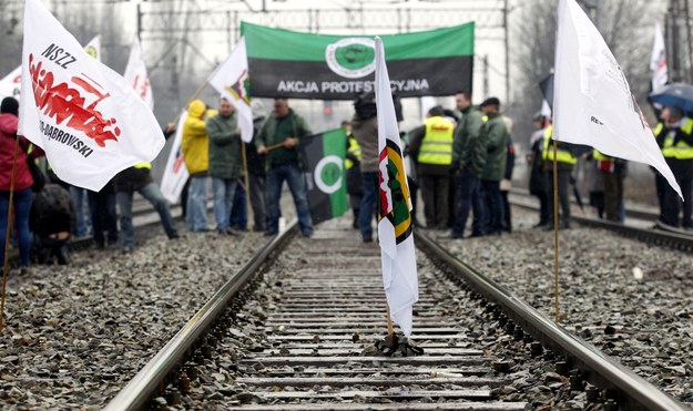 Górnicy protestujący przeciwko likwidacji czterech kopalń /Andrzej Grygiel /PAP