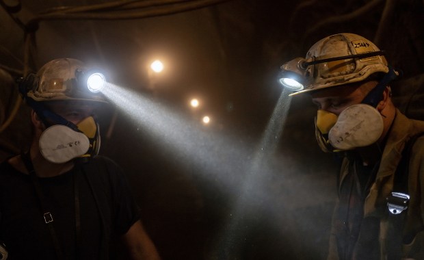 Górnicy ranni po wstrząsie w katowickiej kopalni