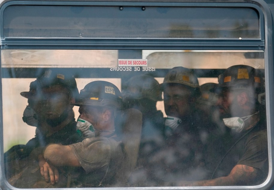 Górnicy w autobusie na bramie kopalni Budryk w Ornotowicach / 	Andrzej Grygiel    /PAP