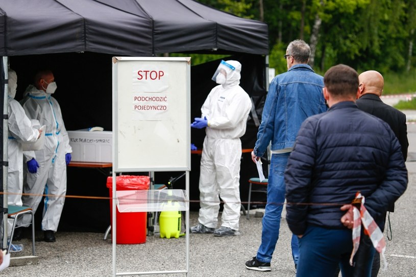 Górnicy w kolejce do punktu pobrań przed kopalnią KWK Murcki-Staszic /Tomasz Kawka /East News