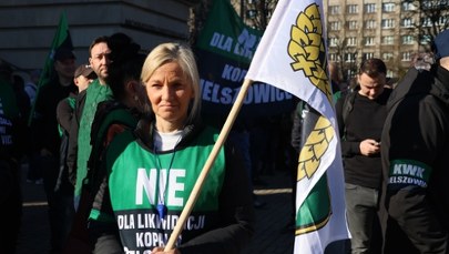 Górnicy wyszli na ulice Katowic. Słychać było petardy i syreny