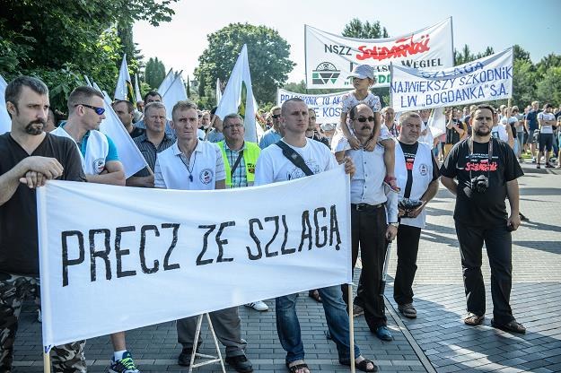 Górnicy z Bogdanki protestują przed siedzibą spółki /PAP