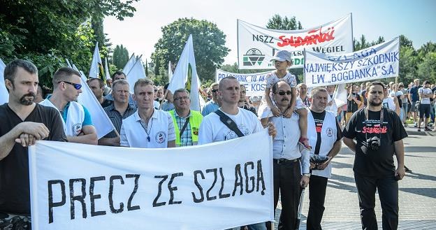 Górnicy z Bogdanki protestują przed siedzibą spółki /PAP