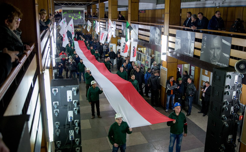 Górnicy z kopalni Piast w Bieruniu uczcili 35-lecie trwającego dwa tygodnie podziemnego strajku /Andrzej Grygiel /PAP