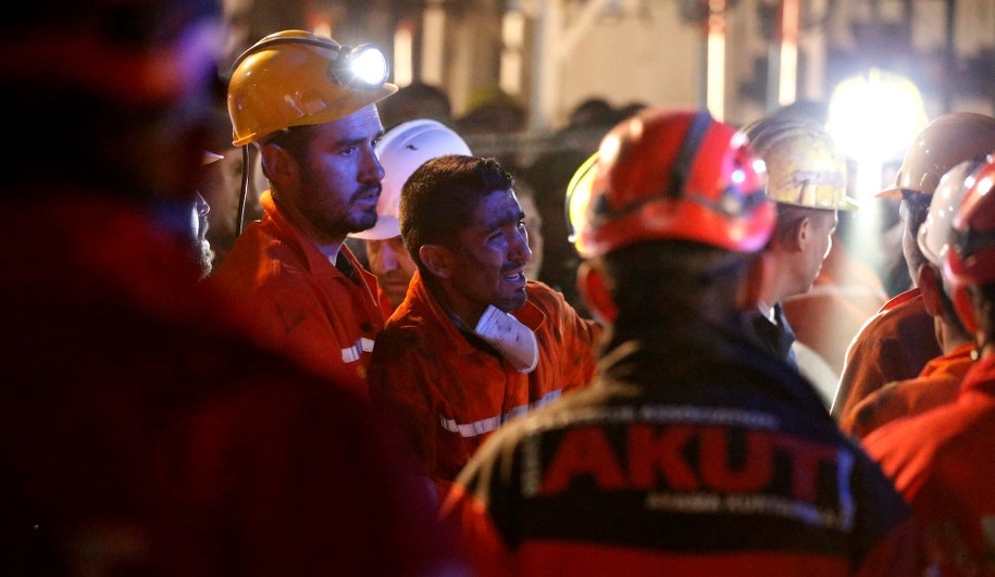 Górnicy z kopalni w Somie /TOLGA BOZOGLU /PAP/EPA