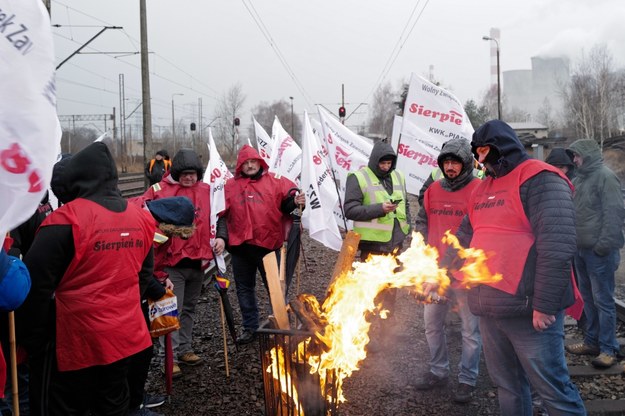 Górnicy z Sierpnia 80 31 stycznia zablokowali tory prowadzące do Elektrowni Łaziska w Łaziskach Górnych / 	Andrzej Grygiel    /PAP