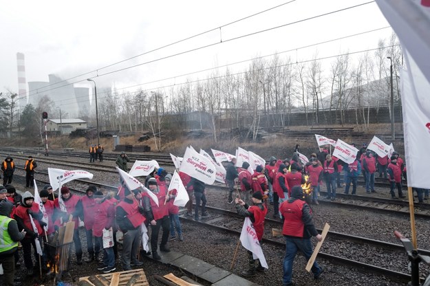 Górnicy z Sierpnia 80 zablokowali tory prowadzące do Elektrowni Łaziska w Łaziskach Górnych / 	Andrzej Grygiel    /PAP