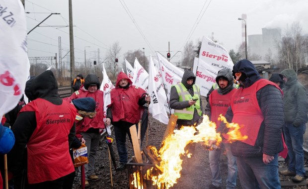 Górnicza blokada na torach w Łaziskach. "Nie wjedzie tu żaden ruski węgiel"