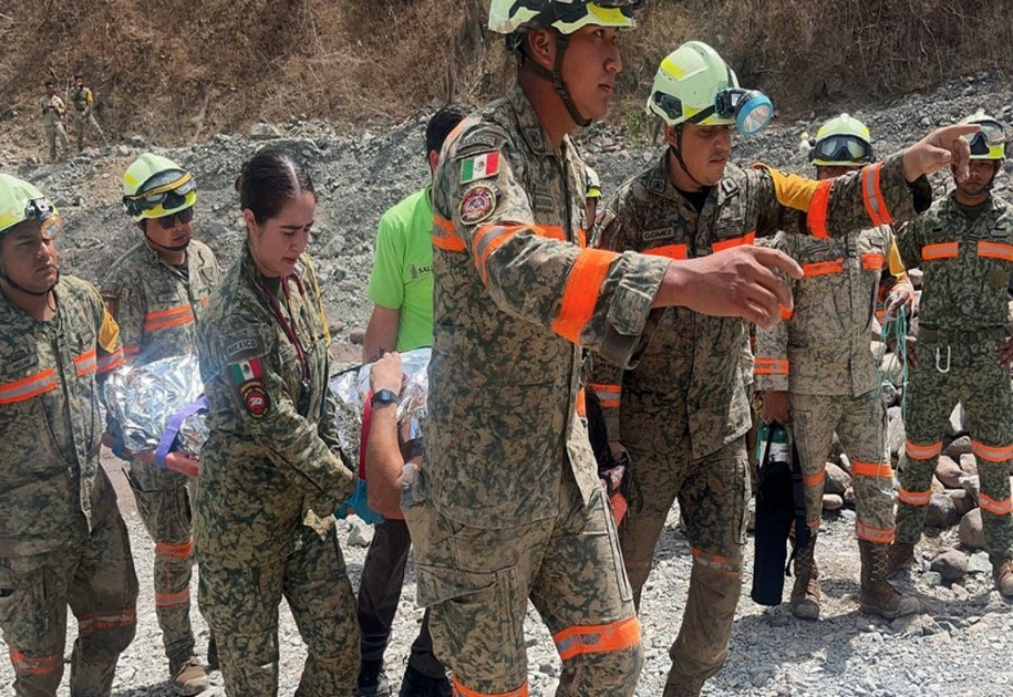 Górnik uratowany po 14 dniach uwięzienia w zalanej kopalni w Meksyku /Handout /East News/AFP