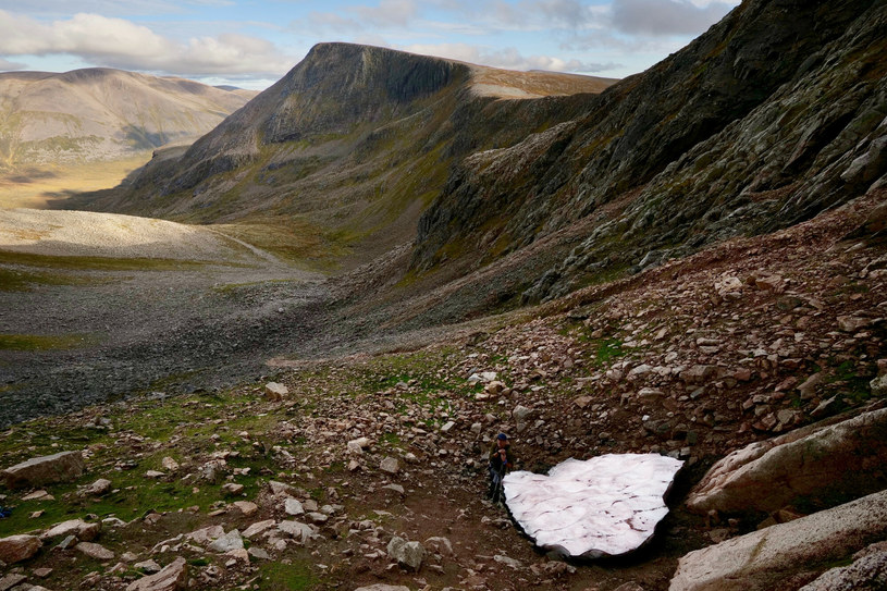 Góry Cairngorm to najwyższe pasmo w Szkocji. Tylko tam pokrywa śnieżna potrafi przetrwać całe lato do kolejnej zimy /Alistair Todd/Solent News & Photo Agency /East News