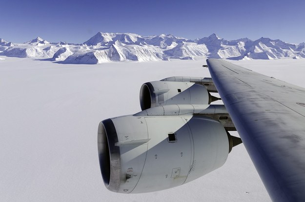 Góry Ellswortha na Antarktydzie - zdjęcie lotnicze /MICHAEL STUDINGER / HANDOUT  /PAP/EPA
