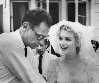 Gorzej układało się jej w życiu prywatnym. Pierwszy raz wyszła za mąż jako zaledwie 16-latka. Małżeństwo nie przetrwało próby czasu. W 1952 roku, już jako znana aktorka, poznała Joego DiMaggio, słynnego baseballistę. Po 274 dniach burzliwego małżeństwa rozwiedli się. 29 czerwca 1956 po raz trzeci wyszła za mąż za dramaturga Arthura Millera (na zdjęciu), dokonując konwersji na judaizm reformowany. W trakcie najdłuższego swego małżeństwa dwukrotnie poroniła. Po przeszło czterech latach małżeństwa, para rozwiodła się. Rozstanie przypieczętował film "Skłóceni z życiem", do którego scenariusz napisał Miller, a wystąpiła w nim Monroe.