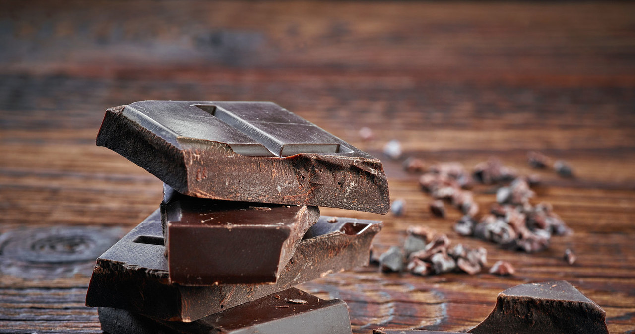 Gorzka czekolada nie tylko jest smaczna, ale też bogata w liczne składniki odżywcze. Jak wpływa na organizm? /123RF/PICSEL