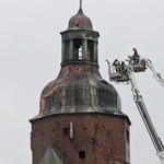 Gorzów Wielkopolski: Dogaszono pożar wieży katedry. Iglica i część kopuły do demontażu 