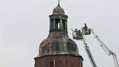 Gorzów Wielkopolski: Dogaszono pożar wieży katedry. Iglica i część kopuły do demontażu 
