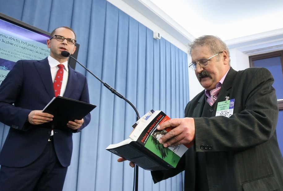 Gość Kukiz'15 Rajmund Pollak zakłócił konferencję prasową posła Szczerby i został wyprowadzony z Sejmu przez straż marszałkowską /Paweł Supernak  /PAP