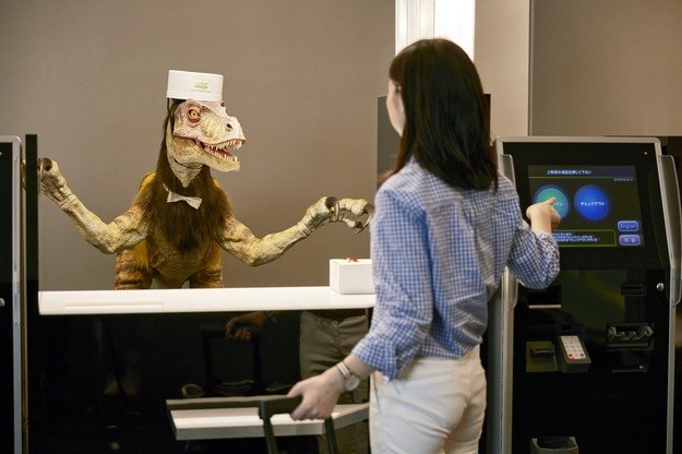 Gości na recepcji wita robotyczny dinozaur /PAP
