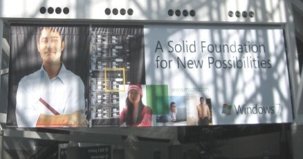 Gości wchodzących na PDC2008 witają billboardy Windows 7, największej gwiazdy całej imprezy. /INTERIA.PL