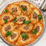 Goście będą zdziwieni, z czego są te zapiekanki. Smaczny przepis krok po kroku 