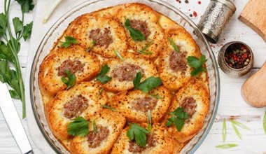 Goście będą zdziwieni, z czego są te zapiekanki. Smaczny przepis krok po kroku 