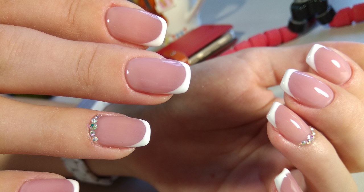 Goście nie oderwą wzroku od twoich dłoni. Te pomysły na manicure zachwycają /smirmaxstock /123RF/PICSEL