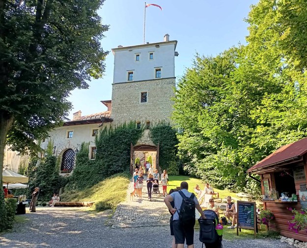 Goście odwiedzający zamek w Korzkwi /