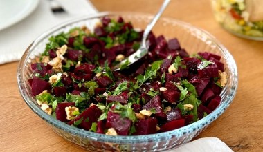 Goście opróżnią miskę do dna. Jedna z najzdrowszych sałatek