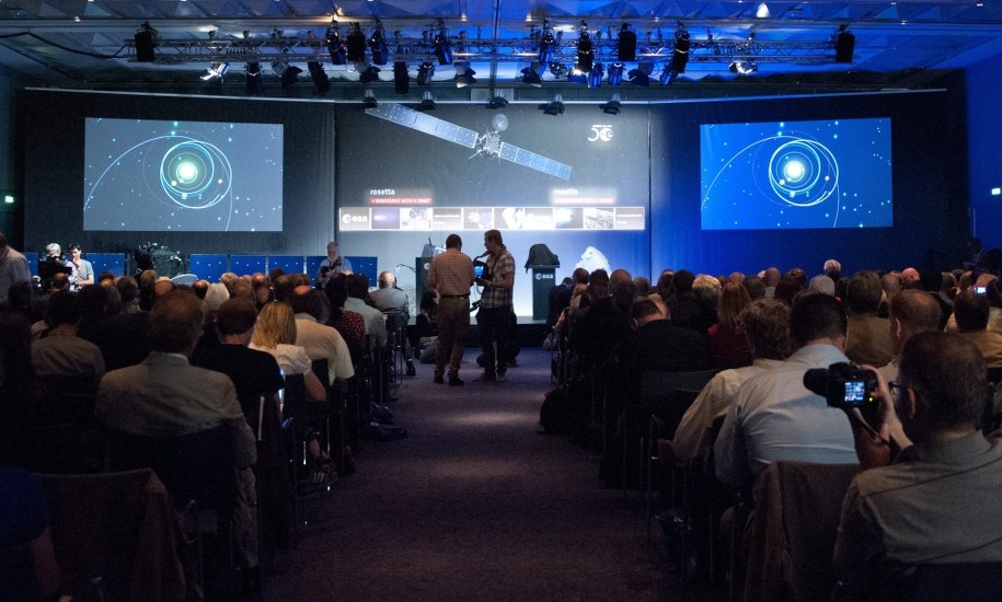 Goście śledzą podejście sondy Rosetta w Europejskiej Agencji Komicznej w Darmstadt w Niemczech /BORIS ROESSLER  (PAP/EPA) /PAP/EPA