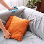 Goście w drodze, a na kanapie plama? Tak pozbędziesz się jej w kwadrans