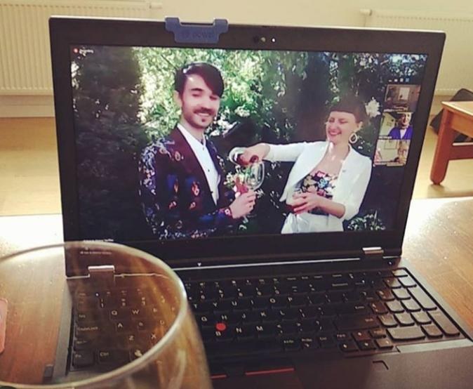 Goście weselni wznieśli toast w kilku krajach /